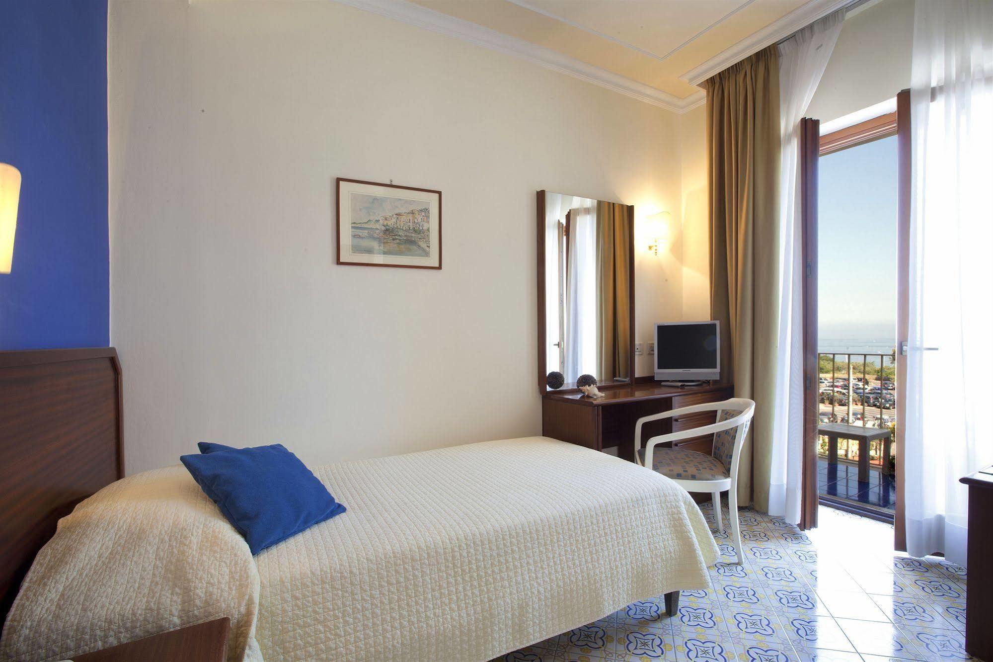 Hotel Tirrenia Sorrento Eksteriør bilde